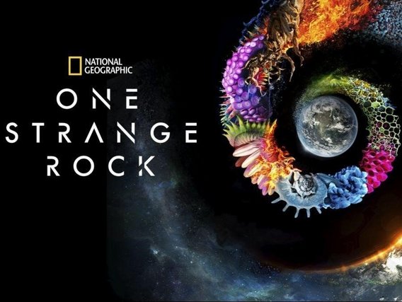 Pôster para One Strange Rock uma espiral feita de diferentes materiais e o título do filme One Strange Rock pode ser visto