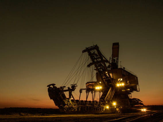 Maquinário de mineração a céu aberto à noite Maquinário de mineração a céu aberto à noite