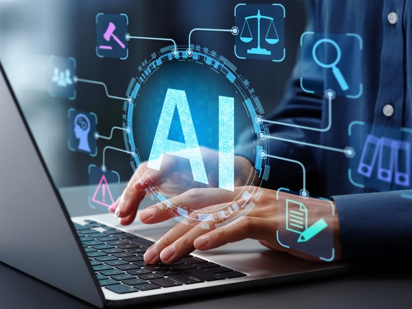 Symbolbild Data Engineering & Künstliche Intelligenz. Hände einer Person am Laptop, mit digitalem Schriftzug "AI!