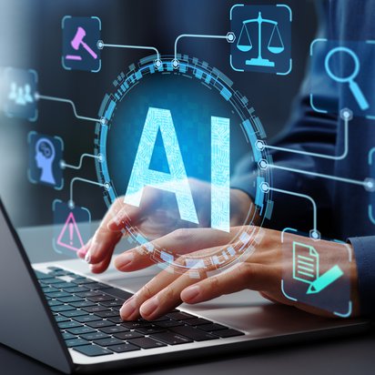 Symbolbild Data Engineering & Künstliche Intelligenz. Hände einer Person am Laptop, mit digitalem Schriftzug "AI!