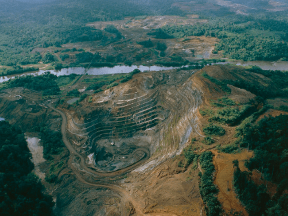 Mineração a céu aberto Mineração a céu aberto na área florestal