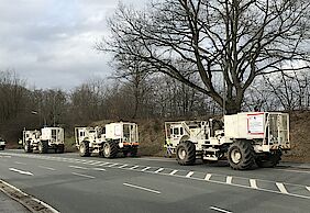 Vibro-Trucks auf der Straße während der geothermischen Explorationsuntersuchung