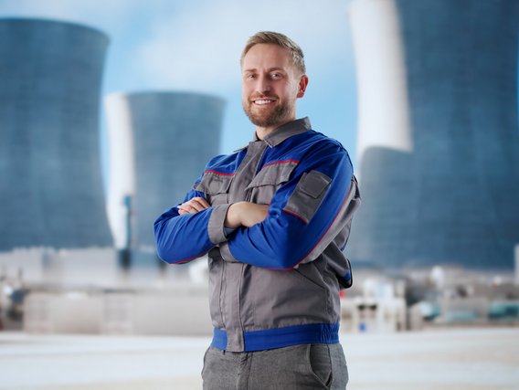 Arbeiter vor Kühltürmen einer kerntechnischen Anlage Arbeiter vor Kühltürmen einer kerntechnischen Anlage