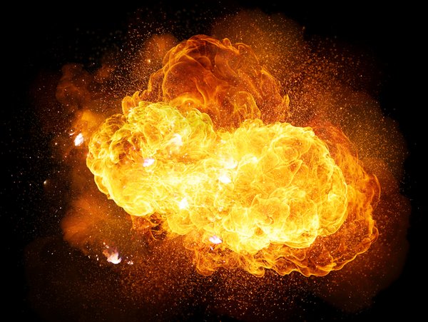 Feurige Explosion mit Funken und Rauch isoliert auf schwarzem Hintergrund