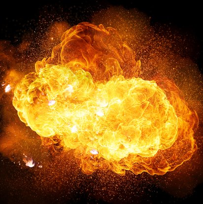 Feurige Explosion mit Funken und Rauch isoliert auf schwarzem Hintergrund
