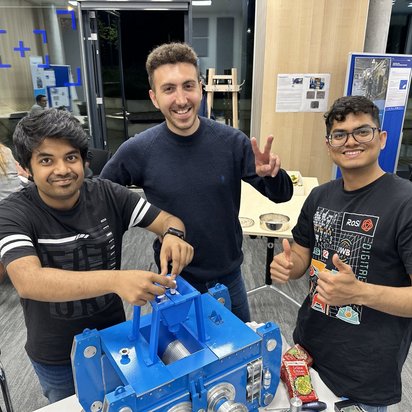 Drei junge männliche Studierende, die am Hackathon 2024 im Rahmen des MiningForum teilgenommen haben.