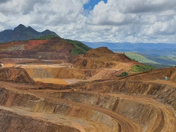 Mineração a céu aberto Mineração a céu aberto em uma paisagem montanhosa