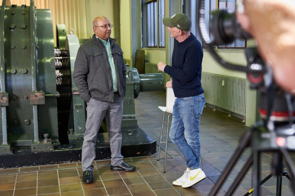Sanjey Bhoowanpursadh vor einer großen Maschine
