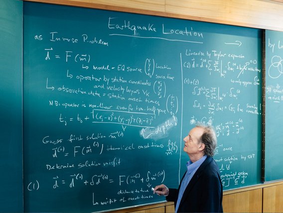 Prof. Joswig zeigt die mathematischen Schritte zur Lokalisation eines Erdbebens. (Foto: DMT)