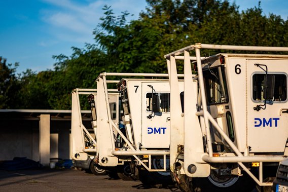 Flotte von vier DMT-Vibrotrucks, die für seismische Exploration verwendet werden.
