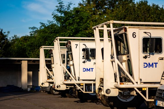 DMT-Vibrotrucks für seismische Exploration Flotte von vier DMT-Vibrotrucks, die für seismische Exploration verwendet werden.