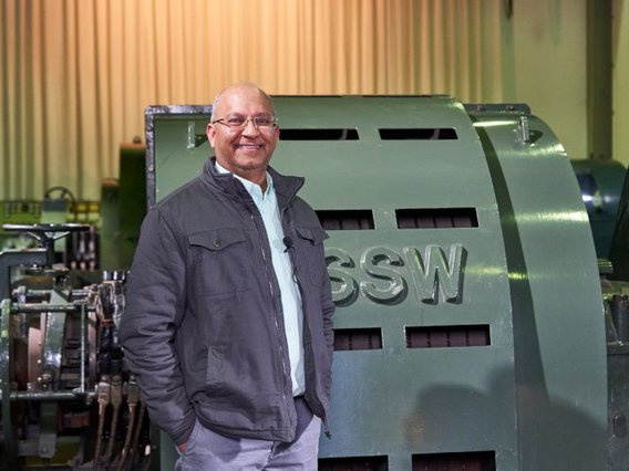 Sanjey Bhoowanpursadh Sanjey Bhoowanpursadh vor einer großen Maschine