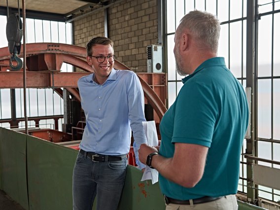 Ramon Rautenberg und Manuel Frinke Ramon Rautenberg und Manuel Frinke beim Interview in einer Industriehalle
