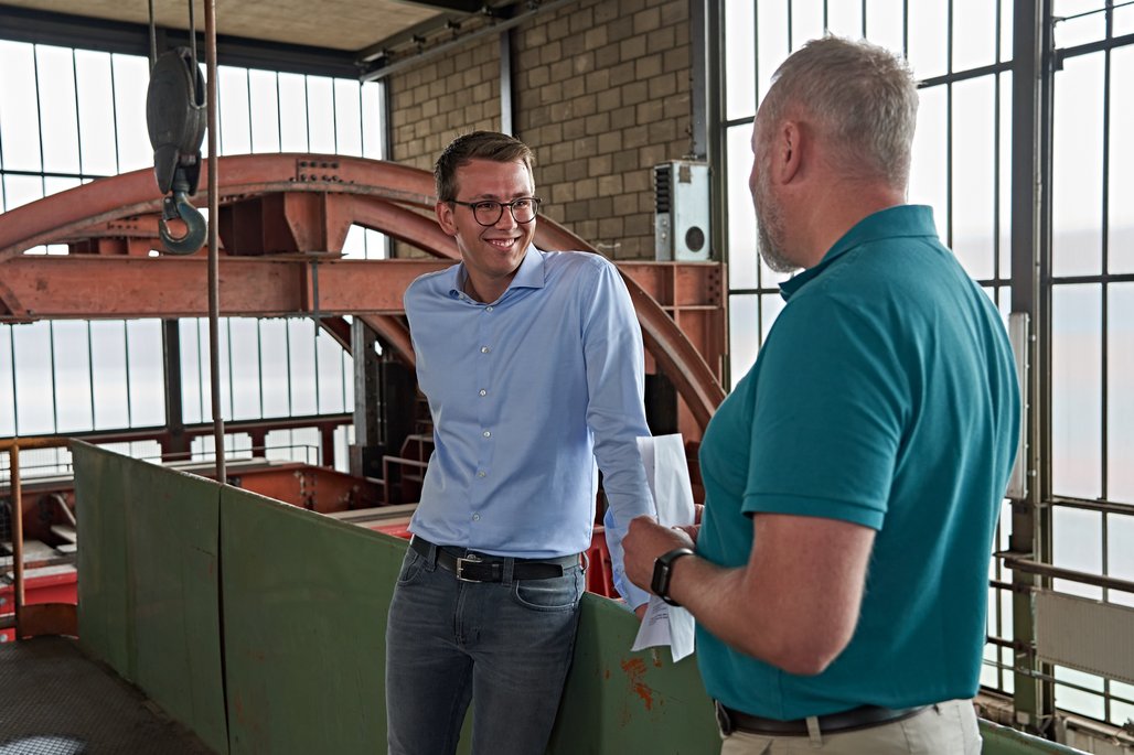 Ramon Rautenberg und Manuel Frinke in einer Industriehalle