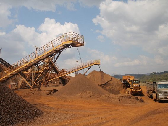 Mineração a céu aberto Quedas de terra de máquinas de mineração a céu aberto em montes de terra