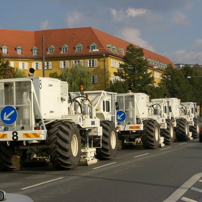 Vibro-Trucks liefern Informationen zur Beschaffenheit des Untergrundes bis in mehrere Kilometer Tiefe