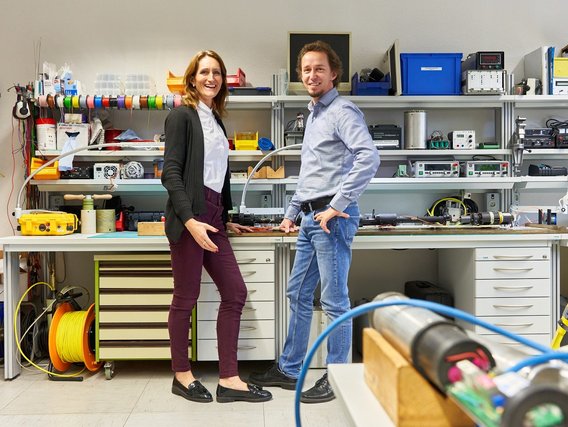 Jens Schweitzer und Natalie Morris an einer Werkbank