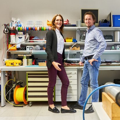 Jens Schweitzer und Natalie Morris an einer Werkbank