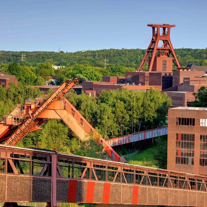 Zeche Zollverein in Essen Luftbild der Zeche Zollverein in Essen, eingebettet in grüne Umgebung
