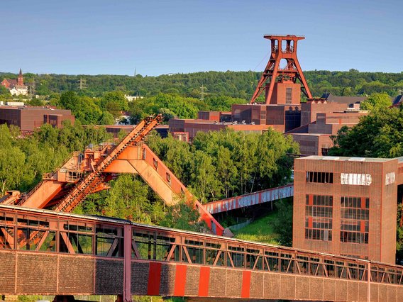 Luftbild der Zeche Zollverein in Essen, eingebettet in grüne Umgebung