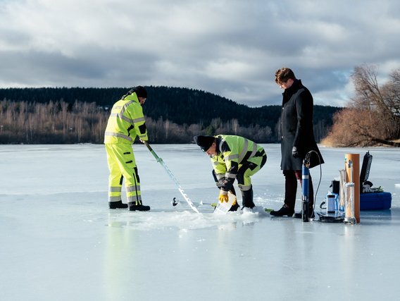 Wo man für Wasserproben eine Säge mitnimmt: Antti Pasanen und Mitarbeiter der GTK in Finnland. (Hinweis: Das Foto wurde vor dem Ausbruch der COVID-19 Pandemie aufgenommen)