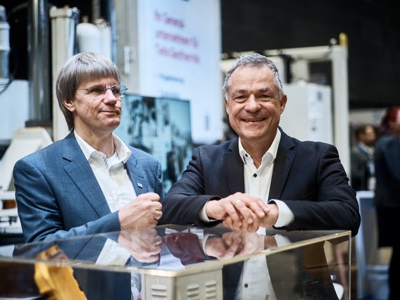 Foto vonProf. Dr. Bodo Lehmann & Dr. Boris Dombrowski auf dem Messestand bei der GeoTHERM Fachmesse in Offenburg