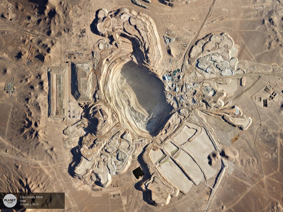 Vista aérea da Mina Escondida Aerial view of Mina Escondida, in Chile, a porphyry-type copper deposit. It is the world's largest producer of copper concentrates and cathodes. Source PlanetLab.