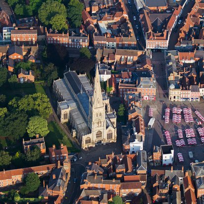Luftbild der Stadt Newark-on-Trent, UK Luftbild der Stadt Newark-on-Trent, UK, mit der Kathedrale im Zentrum. Die Stadt ist der Sitz der DMT-Niederlassung im Vereinigten Königreich.