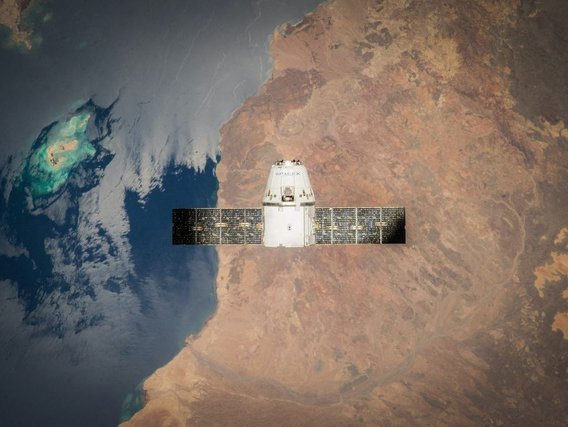 Satélite no espaço Satélite no espaço com vista para a Terra