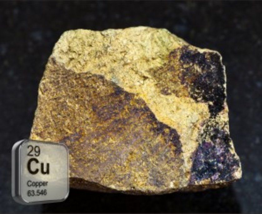 Minério de cobre Copper ore, an orange-colored metal with the symbol Cu on the periodic table (derived from the Latin “cuprum”) and atomic number 29. The sample is of chalcopyrite, the primary copper ore. Source: Image Bank.