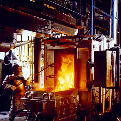 Halbtechnischer Versuchskoksofen Ingenieur in Schutzkleidung arbeitete an einem halbtechnischen Versuchskoksofen