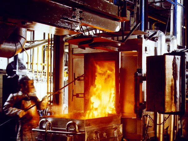 Ingenieur in Schutzkleidung arbeitete an einem halbtechnischen Versuchskoksofen