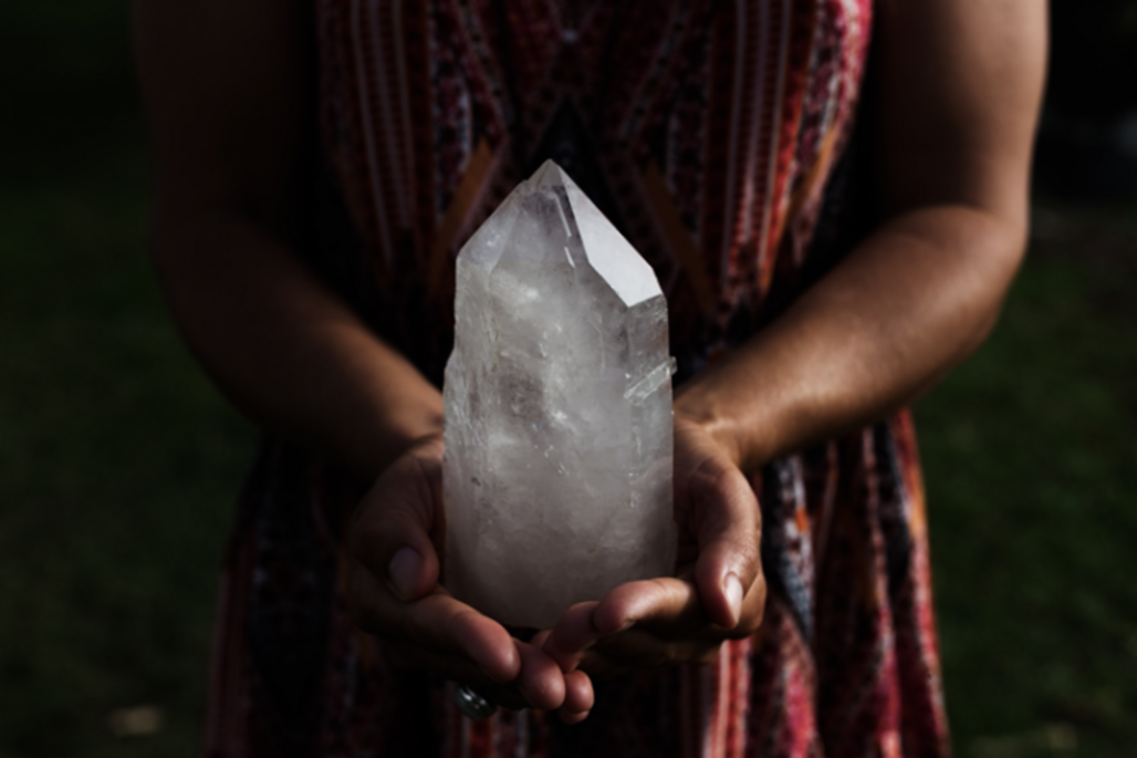 cristais Uma mulher com um grande cristal nas mãos