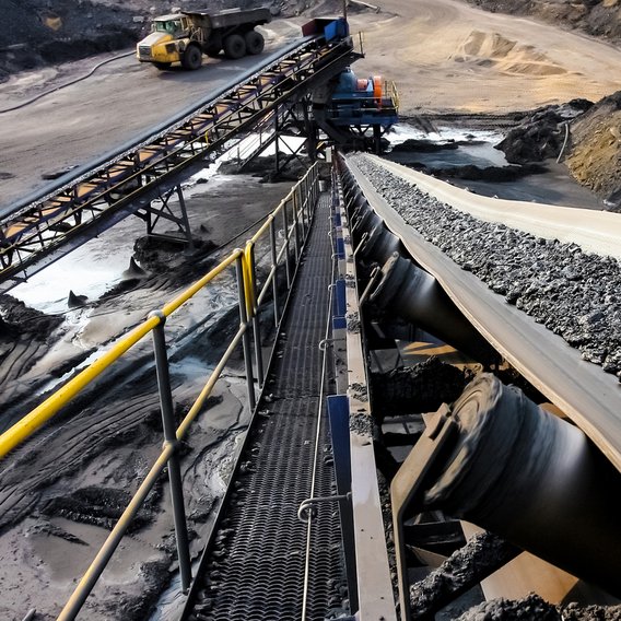 Baustoffverfahrenstechnik - Förderband im Kohlebergbau Eine Großmaschine für den Kohlebergbau, die über ein Förderband Kohle transportiert.