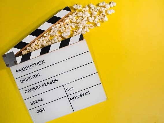Portão de filme Aba do filme ligeiramente aberta com pipoca