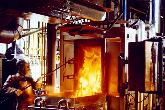Halbtechnischer Versuchskoksofen Ingenieur in Schutzkleidung arbeitete an einem halbtechnischen Versuchskoksofen