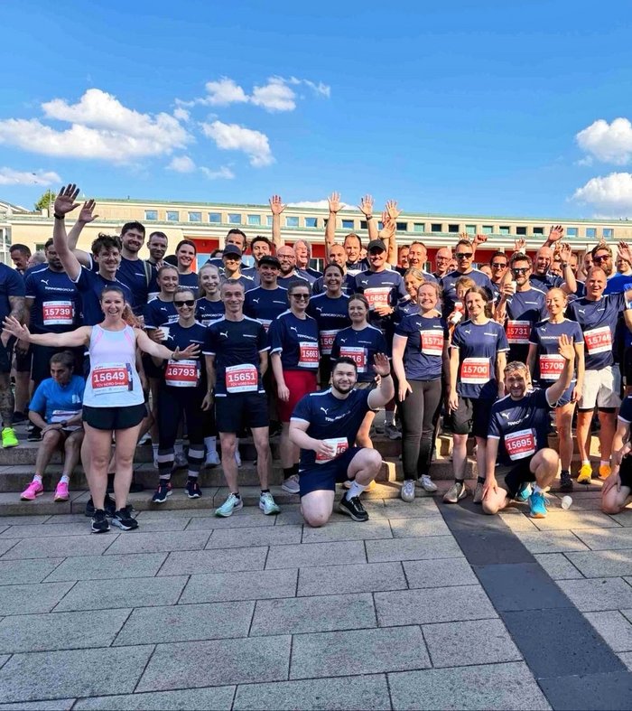 Gruppenfoto von etwa 50 Teilnehmenden eines TÜV NORD Teamsport-Events in Essen im Jahr 2026