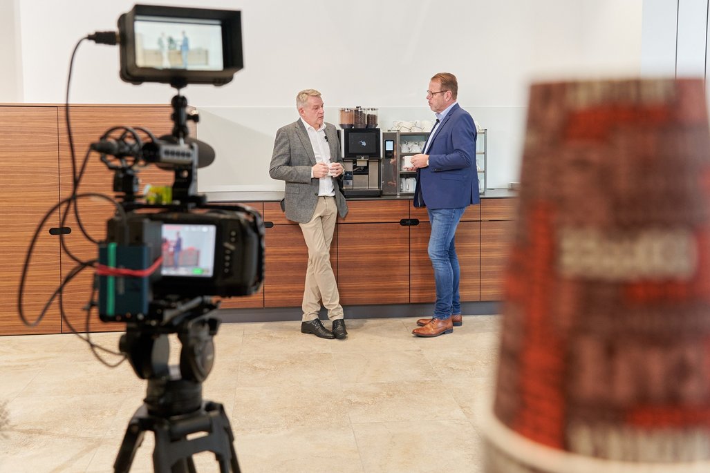 Christian Heiermann und Knut Hirsch stehen vor einer Küchenzeile