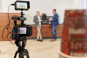 Christian Heiermann und Knut Hirsch stehen vor einer Küchenzeile