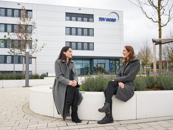 Suzan Bayram Suzan Bayram und Natalie Morris sitzen auf einer Blumenbeetumrandung