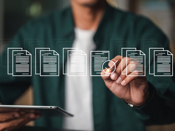 Mann mit Clipboard und simulierten Berichtsseiten
