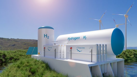 Wasserstoffanlage_H2-Tanks_Wind_PV Wasserstoffanlage in einer natürlichen Umgebung. Im Vordergrund sind große Tanks mit der Aufschrift „H₂ Hydrogen zero emission“ zu sehen.