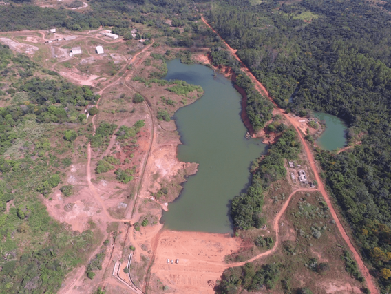 Lago na paisagem Um lago artificial em uma paisagem parcialmente desmatada