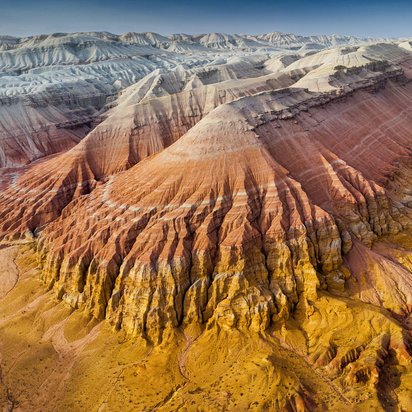 Berge im Altyn Emel Nationalpark, Kasachstan Panorama-Luftaufnahme der farbenfrohen Berge im Altyn Emel Nationalpark, Kasachstan