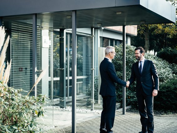 Teamwork can work between companies too: Dr Frank Sowa (DMT) and Antonio Esposito (Paul Wurth Italia)