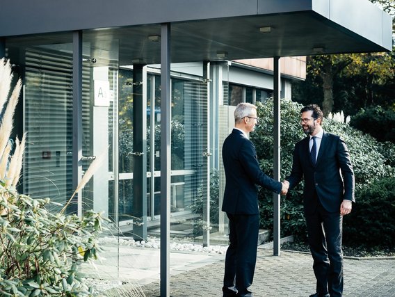 Teamwork kann es auch zwischen Unternehmen geben: Dr Frank Sowa (DMT) und Antonio Esposito (Paul Wurth Italia)