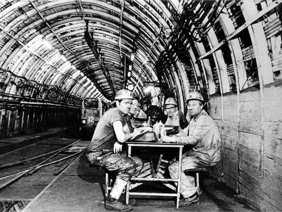 Mineiros em exploração subterrânea, por volta de 1970 na Zeche Zollverein Mineiros em exploração subterrânea, por volta de 1970 na Zeche Zollverein