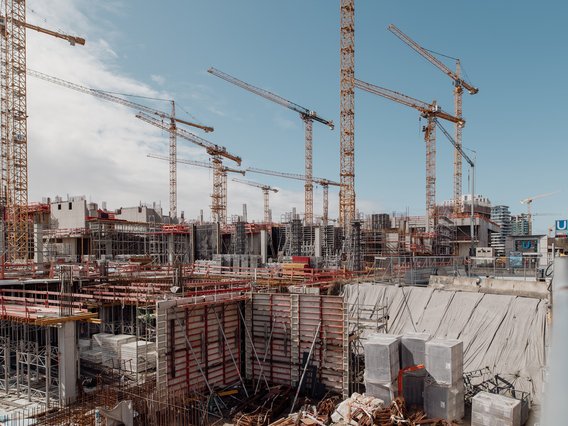 Großbaustelle in einer deutschen Großstadt mit vielen Baukränen Großbaustelle in einer deutschen Großstadt mit vielen Baukränen