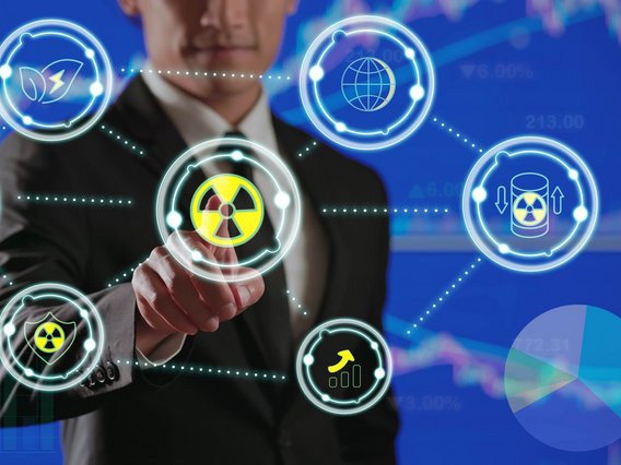 Mann berührt virtuellen Touchscreen mit Zeichen, die das Management radioaktiver Abfälle symbolisieren.