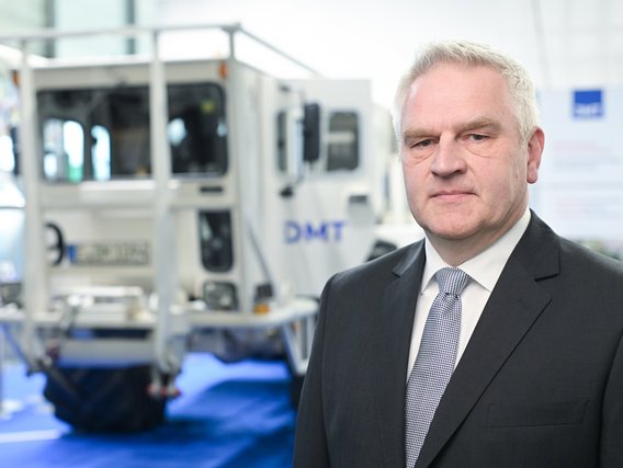 Dr. Maik Tiedemann Dr. Maik Tiedemann, CEO DMT GmbH & Co. KG und CEO der TUEV NORD GROUP Business Unit Energy & Resources